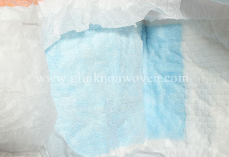 كيفية اختيار القماش غير المنسوج المناسب، وتحليل دور خاصية امتصاص الماء وخاصية طرد الماء في حفاضات الأطفال.